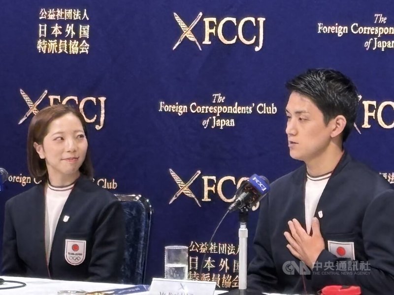米蘭冬奧落幕,花式滑冰雙人組合「璃來龍」三浦璃來與木原龍一25日下午出席日本外國特派員協會記者會,木原講述時,璃來一直專注地看著他,展現兩人深厚情誼。中央社記者戴雅真東京攝 115年2月25日