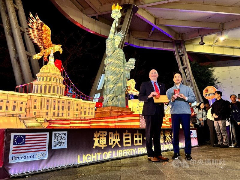 2026台北燈節25日開展，台北市長蔣萬安（前右）與美國在台協會（AIT）處長谷立言（Raymond Greene）（左）共同點亮AIT主題花燈「輝映自由．共譜繁榮」。中央社記者陳昱婷攝　115年2月25日
