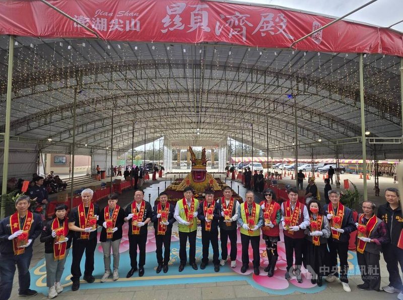 澎湖尖山顯濟殿「元宵乞龜博金磚文化季」，25日為「東山再起」金磚龜開光啟靈，27日起展開博金磚龜活動，與會官員民代也為縣長陳光復祈福早日康復。中央社   115年2月25日