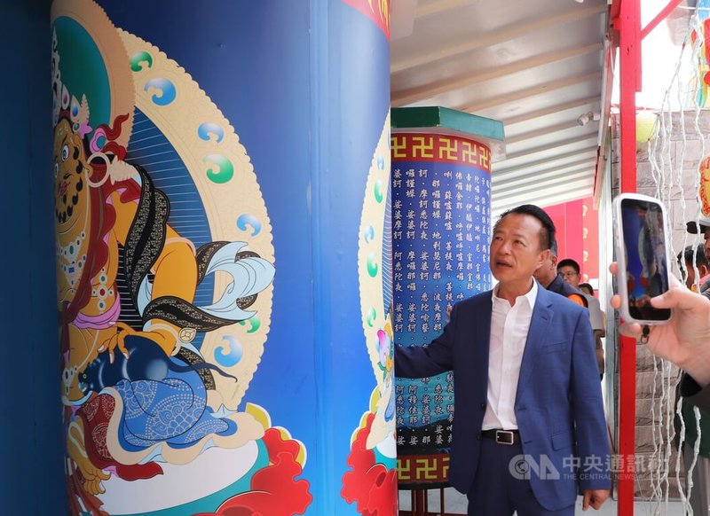 2026台灣燈會宗教燈區匯集多元宗教元素，嘉義縣長翁章梁（圖）說民眾來這裡可向眾神祈求馬年平安順利。中央社記者蔡智明攝　115年2月25日