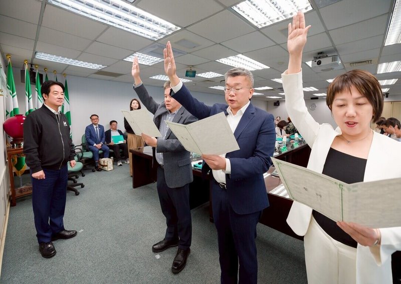 民進黨25日下午召開中執會前，黨主席賴清德（左1）主持民進黨立法院黨團總召蔡其昌（右2）、幹事長莊瑞雄（右3）、書記長范雲（右1）宣誓就職中常委。（民進黨提供）中央社記者溫貴香傳真　115年2月25日