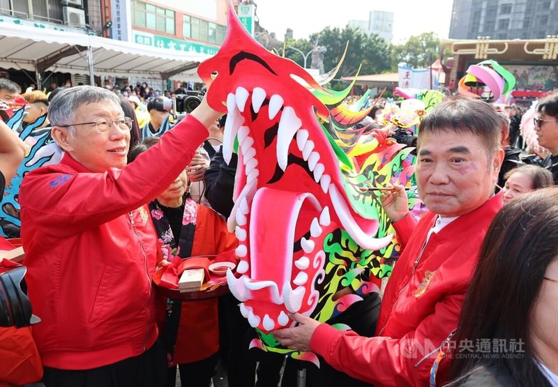 2026苗栗（火旁）龍系列活動25日在苗栗市玉清宮前舉行點睛祈福儀式，苗栗縣長鍾東錦（前右）、民眾黨創黨主席柯文哲（前左）分執朱砂筆共同為祥龍點睛。中央社記者管瑞平攝　115年2月25日