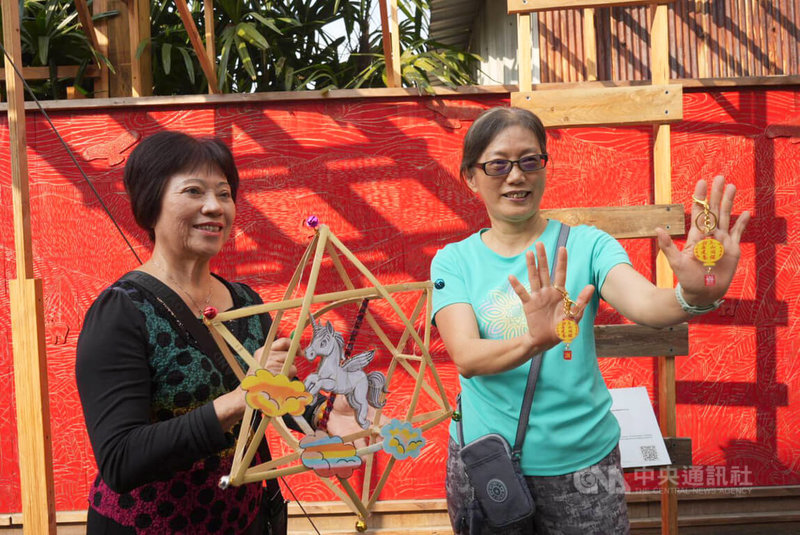 屏東縣潮州鎮慶元宵,2026年辦理「星耀潮州」藝術提燈工作坊,帶領民眾製作竹編星形燈籠,另將發送節慶限定燈籠鑰匙圈1000個。中央社記者黃郁菁攝 115年2月25日