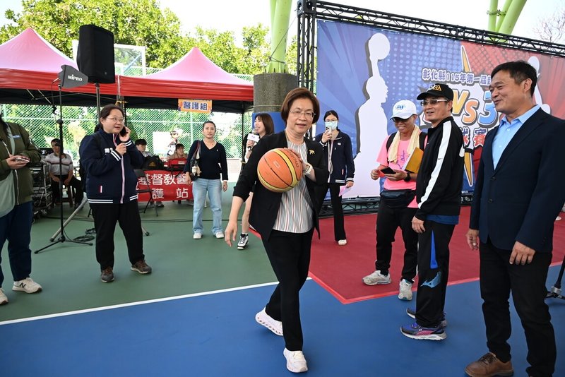 彰化縣第1屆卦山盃三對三籃球賽25日於縣立體育場風雨球場舉行，由縣長王惠美（前左）主持開球儀式。（彰化縣政府提供）中央社記者鄭維真傳真 115年2月25日
