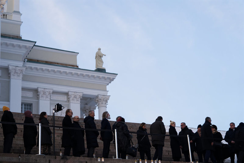 「烏克蘭之光」紀念活動約有40國外交使節親自出席,駐芬蘭使節團於大教堂階梯一字排開點燭。(楊庭蓁提供)中央社記者巫祈麟赫爾辛基傳真 115年2月25日