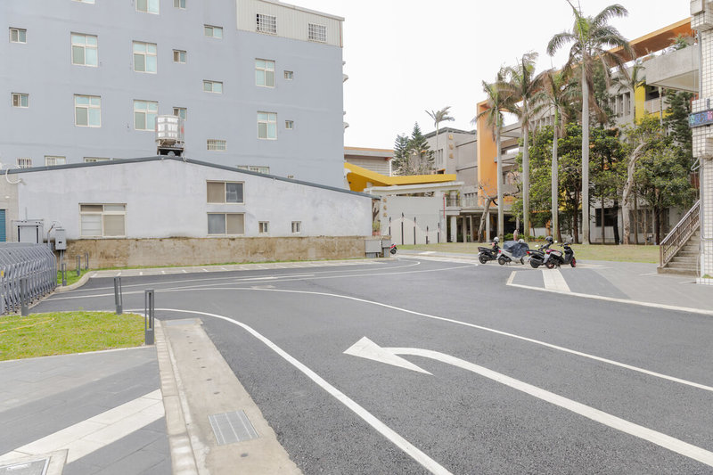 新竹市大庄國小通學步道25日啟用，工程的亮點包括「得來速」接送通道，家長可騎車、開車進校園接送孩童，快速又安全。（新竹市政府提供）中央社記者魯鋼駿攝 115年2月25日