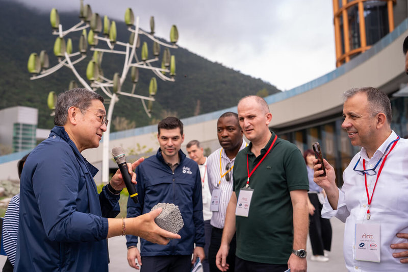 台泥日前舉辦全球年會,台泥董事長張安平(圖左)與台泥各國跨事業群夥伴交流技術、交換營運實務。(台泥提供)中央社記者何秀玲傳真 115年2月25日