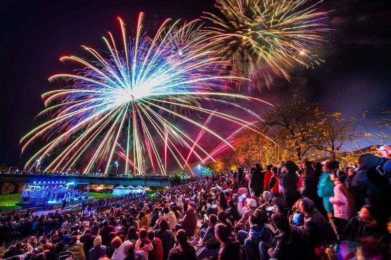 嘉義縣中埔鄉公所與農會在縣、市交界忠義橋八掌溪畔舉辦春嬉風鈴活動，28日晚間將施放20分鐘的中、高空煙火。圖為2025年煙火施放情形。（中埔鄉公所提供）中央社記者蔡智明傳真　115年2月25日