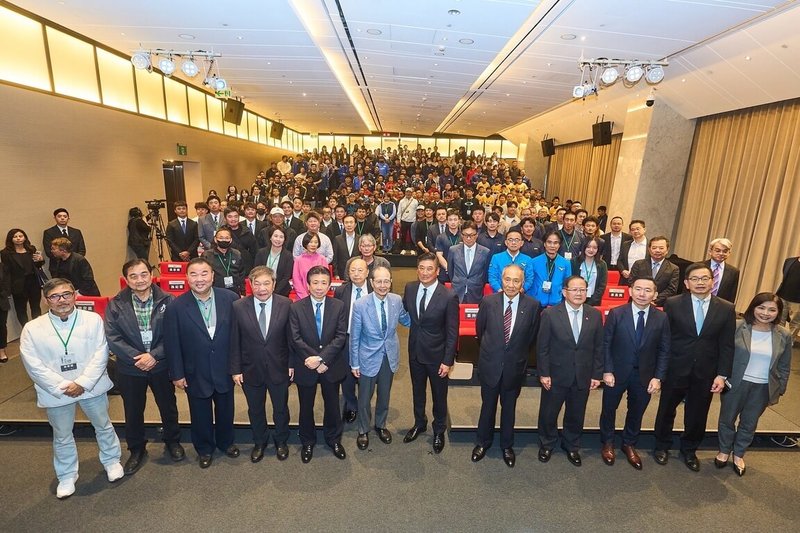 「世界全壘打王」王貞治（前排右7）隨日本職棒福岡軟銀鷹隊來台，接受中華民國棒球協會邀請舉辦講座，從投打對決、心理素質、技術分享、自我成長等面向，為台灣棒球提出建言。（中華棒協提供）中央社記者蘇志畬傳真　115年2月25日