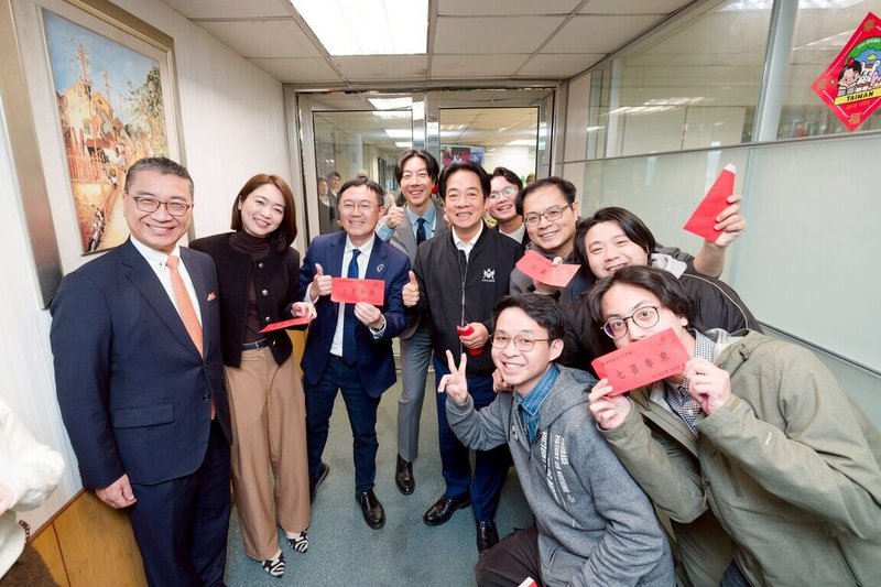 民進黨主席賴清德25日感謝在農曆春節到各地拜年期間黨部同仁的辛勞，親自到各部門發放紅包，期盼大家在新年過後調整好心情，攜手迎接未來的各種挑戰。（民進黨提供）中央社記者溫貴香傳真　115年2月25日