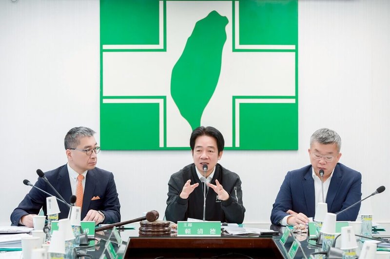 身兼民進黨主席的總統賴清德（圖中）25日在民進黨中執會中表示，立法院新會期開議，黨團順利完成幹部改選，他感謝卸任總召的柯建銘25年來堅守第一線、運籌帷幄，為黨與民主奠基，他期勉新團隊強化府院黨協作，為國家持續打拚。（民進黨提供）中央社記者溫貴香傳真　115年2月25日