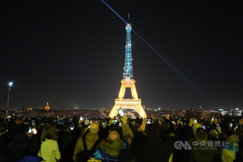 俄羅斯2022年2月24日入侵烏克蘭，迄今滿4年，巴黎艾菲爾鐵塔24日點亮代表烏克蘭國旗的藍、黃色燈光，以示支持。中央社記者曾依璇巴黎攝　115年2月25日