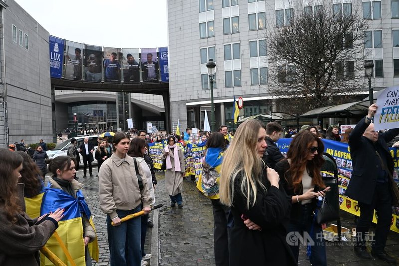 俄烏戰爭屆滿4年，24日下午，超過百名支持烏克蘭的民眾走上布魯塞爾街頭，繞行歐洲議會周邊區域，高呼口號同時手舉標語，表達對烏克蘭的支持。中央社記者吳柏緯布魯塞爾攝 115年2月25日