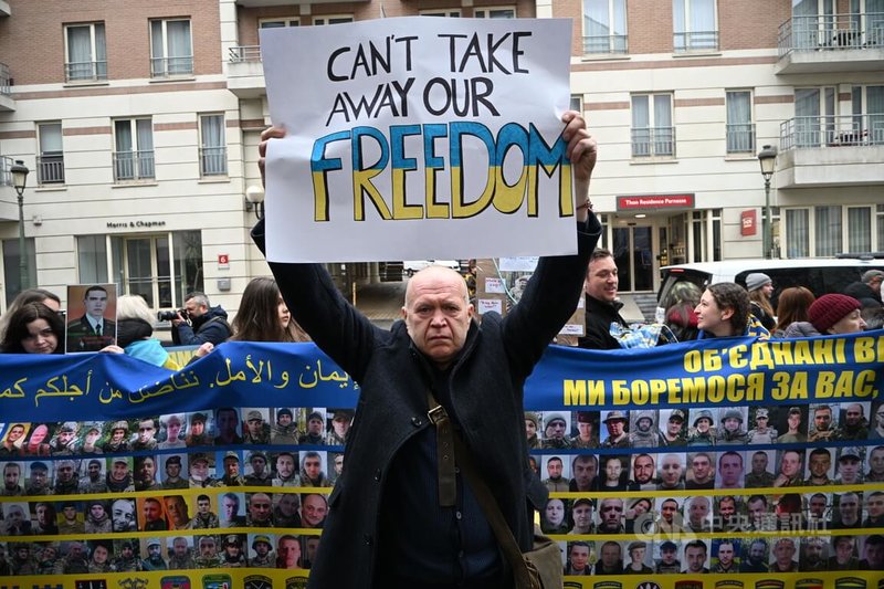 俄烏戰爭屆滿4年，百餘名民眾24日在布魯塞爾的歐洲議會周邊遊行，許多人高喊口號並舉著各式標語。中央社記者吳柏緯布魯塞爾攝 115年2月25日