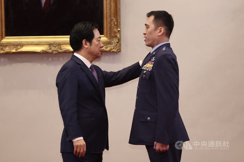 總統賴清德（左）25日上午在總統府，主持「中華民國115年3月份將官晉任授階典禮」，賴總統為晉任少將江秉璁（右）授階。中央社記者吳家昇攝 115年2月25日