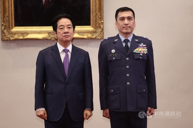 總統賴清德（左）25日上午在總統府，主持「中華民國115年3月份將官晉任授階典禮」，賴總統與晉任少將江秉璁（右）合影。中央社記者吳家昇攝 115年2月25日
