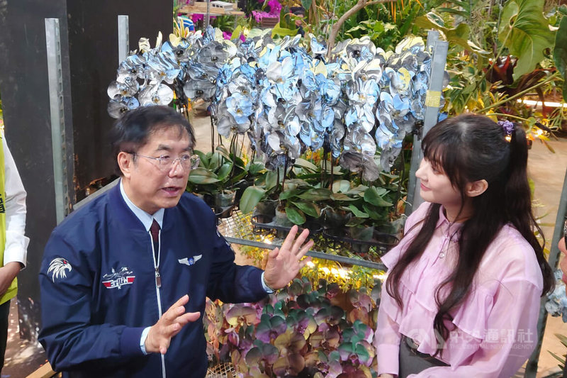 台南市長黃偉哲(左)25日前往2026台灣國際蘭展暨花卉科技展展場了解布展情形,參觀融合名畫家作品的噴墨蘭花。中央社記者楊思瑞攝 115年2月25日