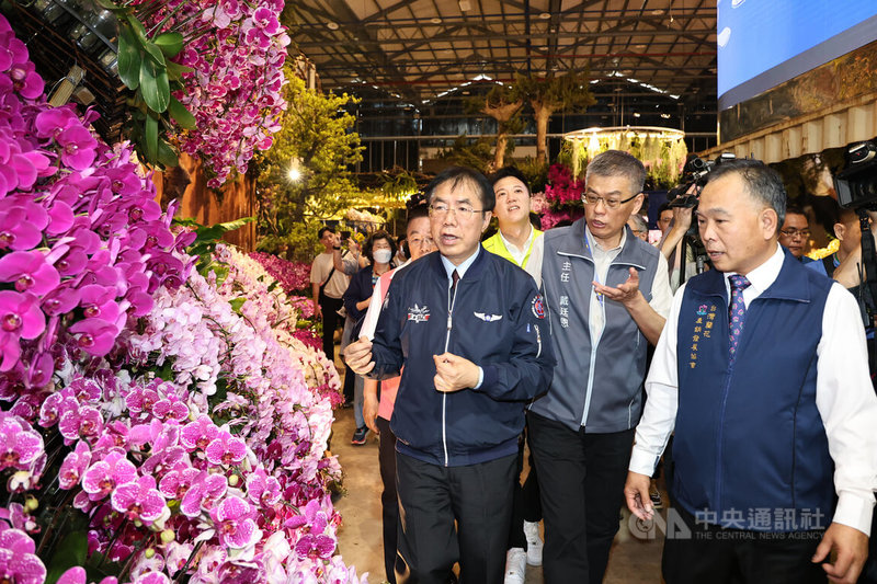 台南市長黃偉哲（前左）25日參觀台灣國際蘭展場館，針對蝴蝶蘭銷美關稅問題表示，除希望政府持續談判，並應調整產業結構增強競爭力。中央社記者楊思瑞攝 115年2月25日