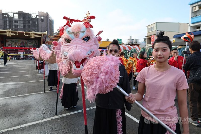 2026苗栗（火旁）龍系列活動25日在苗栗市玉清宮前舉行點睛祈福儀式，舞空術劇團今年為女性設計、打造出夢幻粉色龍，取名LUNA（月神），格外吸睛。中央社記者管瑞平攝 115年2月25日