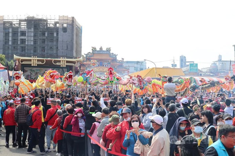 2026苗栗（火旁）龍系列活動25日在苗栗市玉清宮前舉行點睛祈福儀式，15尾祥龍開光後象徵注入靈氣，群龍舞動為客庄元宵節慶熱鬧揭幕。中央社記者管瑞平攝　115年2月25日