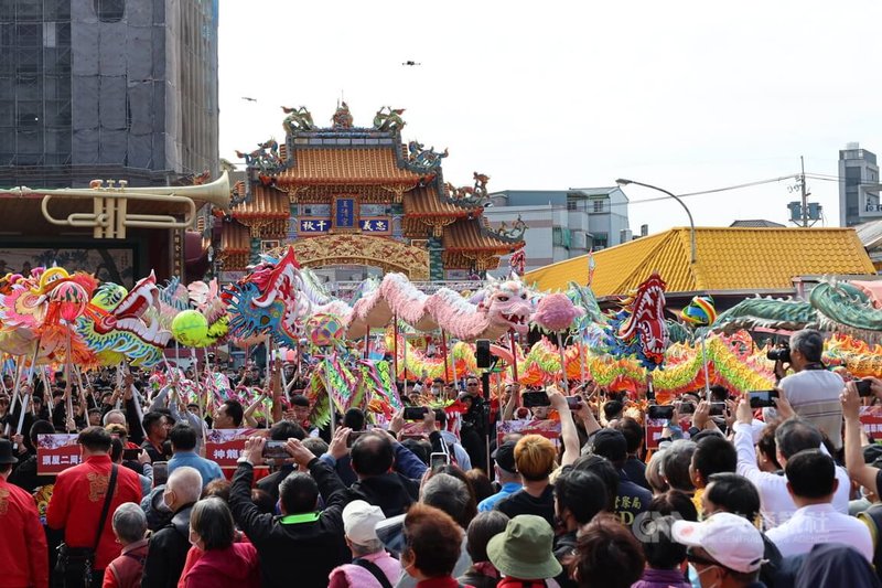 2026苗栗（火旁）龍系列活動25日在苗栗市玉清宮前舉行點睛祈福儀式，15尾祥龍開光後象徵注入靈氣舞動，氣勢磅礡。中央社記者管瑞平攝　115年2月25日