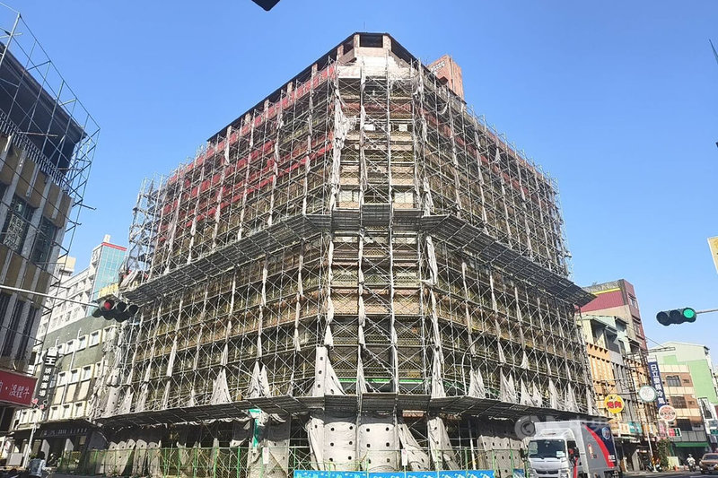 台南市中西區來亞大樓缺乏維護管理，經台南市土木技師公會鑑定建議應全棟拆除，工務局指出，因所有權人未於期限內自行拆除，將辦理強制拆除作業。中央社記者楊思瑞攝　115年2月25日
