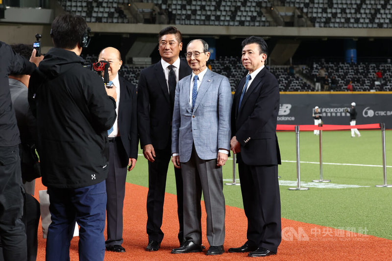 「世界全壘打王」王貞治（右2）應中華民國棒球協會理事長辜仲諒（右3）邀請訪台，王貞治25日現身台北大巨蛋，在台日棒球國際交流賽登場前到球場內參觀並留影。中央社記者王騰毅攝　115年2月25日
