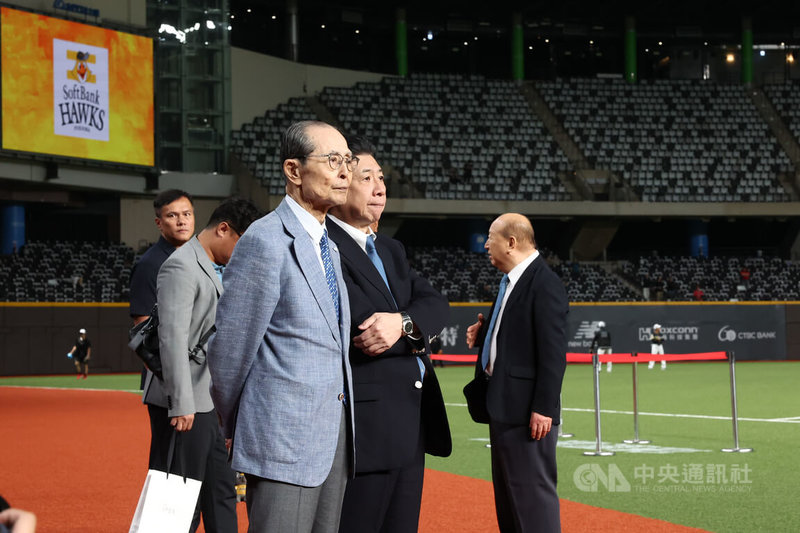 「世界全壘打王」王貞治（前）25日現身台北大巨蛋球場，在台日棒球國際交流賽登場前，觀看球員練球情形。中央社記者王騰毅攝　115年2月25日