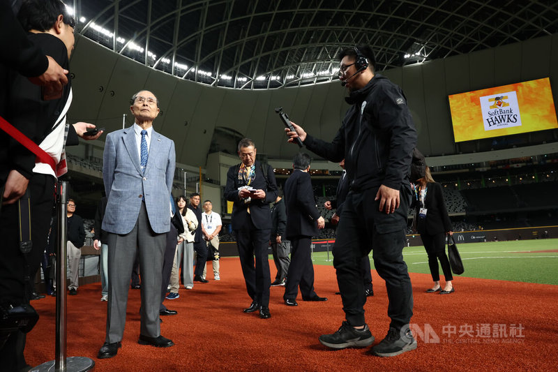 2026台日棒球國際交流賽25日晚間開打，「世界全壘打王」王貞治（前左）現身大巨蛋球場，觀看球員賽前練球情形，並與場邊人員交流意見。中央社記者王騰毅攝　115年2月25日