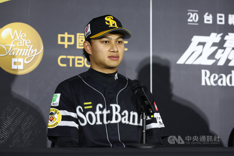 日本職棒福岡軟銀鷹隊投手徐若熙（圖）25日在台北大巨蛋出席記者會，被問到將在26日台日棒球國際交流賽對上世界棒球經典賽（WBC）台灣隊的心情，他說台灣隊似乎調整得不錯，他也會把自己這陣子學到的東西全部表現出來。中央社記者王騰毅攝　115年2月25日