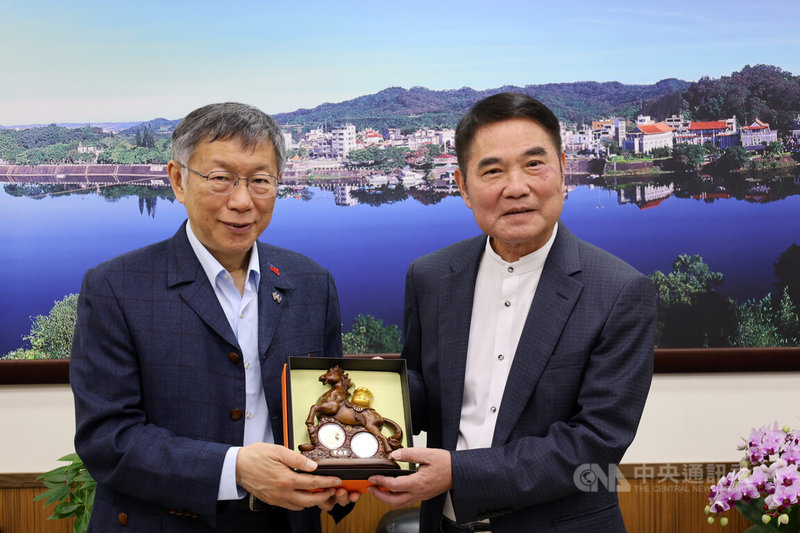 台灣民眾黨創黨主席柯文哲(左)25日至苗栗縣政府拜會縣長鍾東錦(右),雙方互贈禮品,接受媒體聯訪後,進行閉門會交流地方事務。中央社記者管瑞平攝 115年2月25日