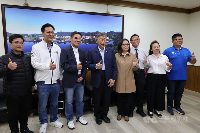 台灣民眾黨創黨主席柯文哲（左4）25日下午到苗栗縣政府拜會縣長鍾東錦（左3），兩人會晤前接受媒體聯訪，並比讚合影。中央社記者管瑞平攝　115年2月25日