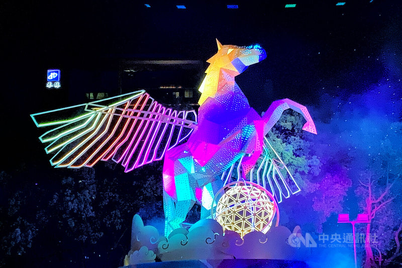2026桃園燈會25日晚間在虎頭山創新園區開幕，全金屬機械主燈「飛馬耀桃園」高13公尺、展翼18公尺。中央社記者吳睿騏桃園攝　115年2月25日