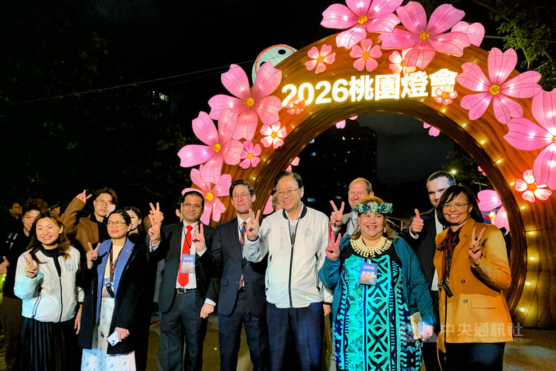 2026桃園燈會25日晚間在虎頭山創新園區開幕,桃園市長張善政(前排右3)也邀請各國駐台使節及代表共襄盛舉,感受桃園城市文化能量與產業創新成果。中央社記者吳睿騏桃園攝 115年2月25日