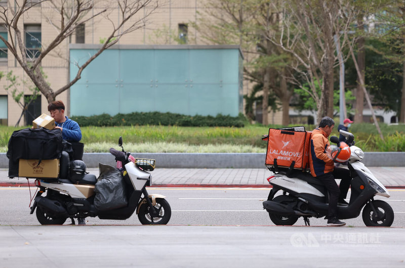 主計總處25日公布2026年1月失業率為3.29%，月減0.01個百分點，連續5個月下降；經季節調整後失業率為3.36%，與2025年12月持平。圖為台北市信義區工作中的送貨人員。中央社記者張新偉攝　115年2月25日