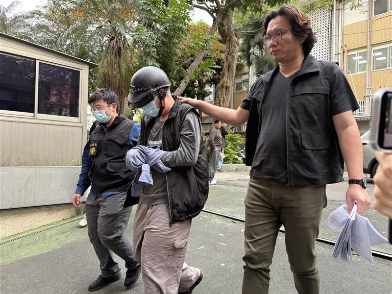 涉嫌揚言要在北捷殺人的男子（中）遭警方逮捕送辦，依恐嚇公眾危安罪嫌移送台北地檢署。檢察官複訊後，認為男子行為時疑有精神障礙的原因存在，向台北地方法院聲請暫行安置獲准。