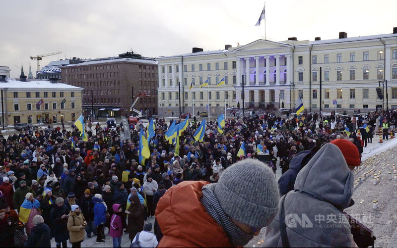 俄烏戰爭全面爆發4週年，赫爾辛基參議院廣場（Senate Square）湧入大量聲援人潮，民眾高舉烏克蘭國旗和點蠟燭表達支持，場面肅穆。中央社記者巫祈麟赫爾辛基攝　115年2月25日