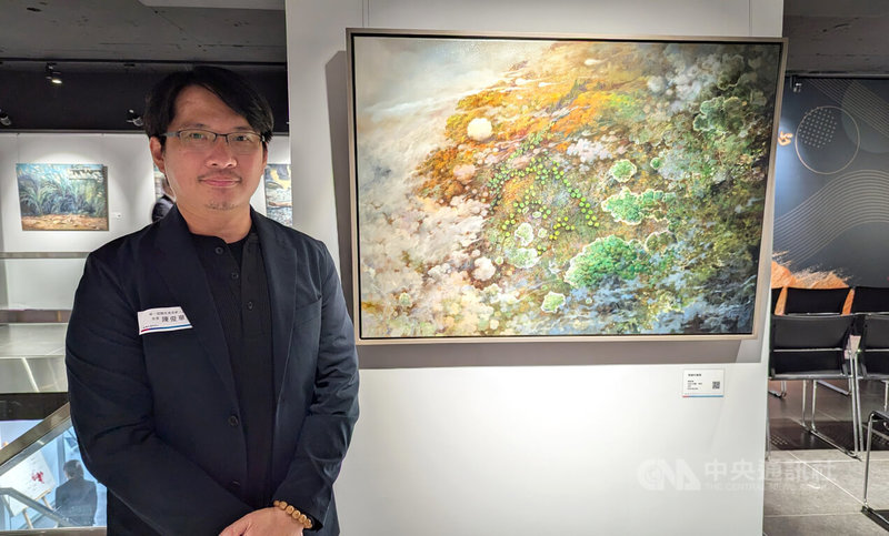 首屆聯邦美術新人獎得主陳俊華（圖）在1998年獲獎時僅大二，也因此確立創作志向，他25日在聯邦藝術中心開幕首展以畫作「飛越中凝視」參展。中央社記者王寶兒攝　115年2月25日