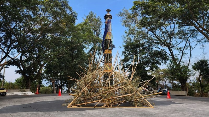 埔里鎮公所辦理「埔里森林逐燈祭」27日至3月8日在台灣地理中心碑登場，結合地理中心碑與森林環境，讓光在樹影與夜色間流動，展現夜晚的中心碑全新樣貌。（埔里鎮公所提供）中央社記者蕭博陽南投縣傳真  115年2月25日