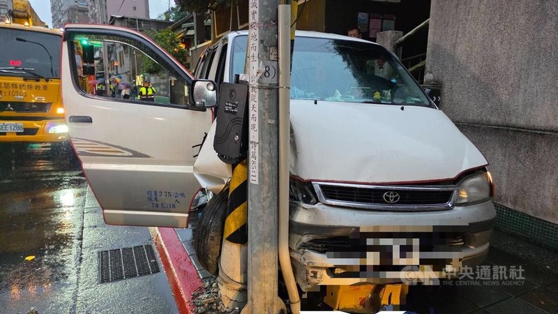 台北市文山區25日清晨發生死亡車禍，有輛小貨車不明原因失控逆向駛入對向人行道，造成1死2傷。（翻攝照片）中央社記者黃麗芸傳真 115年2月25日