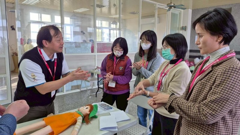 教育部25日發布新聞稿，與陽明交通大學、台灣重症兒360發展協會合作的「特殊醫療照顧兒童就學照顧訓練課程」，共有239名學校人員參與，實際演練照顧技巧。（教育部提供）中央社記者陳至中傳真　115年2月25日