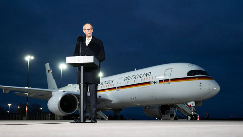 德國總理梅爾茨啟程訪問中國，在政府專機前發表談話說明此行對中政策立場與5個指導原則，並首度就台灣議題表示，將維持一中政策，但具體內涵由德國自行界定。（德國聯邦政府提供）中央社記者林尚縈柏林傳真　115年2月25日