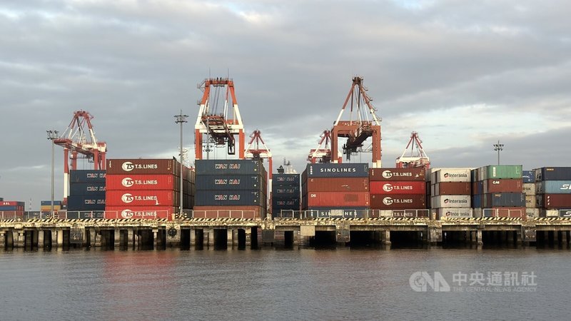 歷經連續2年低迷後，台菲雙邊貿易於2025年顯著回升。圖為馬尼拉貨櫃碼頭。中央社記者林行健馬尼拉攝　115年2月25日