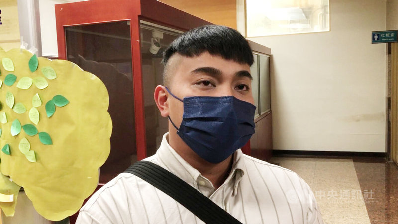 歌手邱軍（圖）涉嫌在基隆酒駕，撞死李姓排班計程車司機後逃逸遭起訴，基隆地方法院25日召開準備程序庭，邱軍在休庭時，面對媒體詢問鞠躬說，「做了很多對不起愛我的人」，向社會大眾道歉。中央社記者王朝鈺攝 115年2月25日