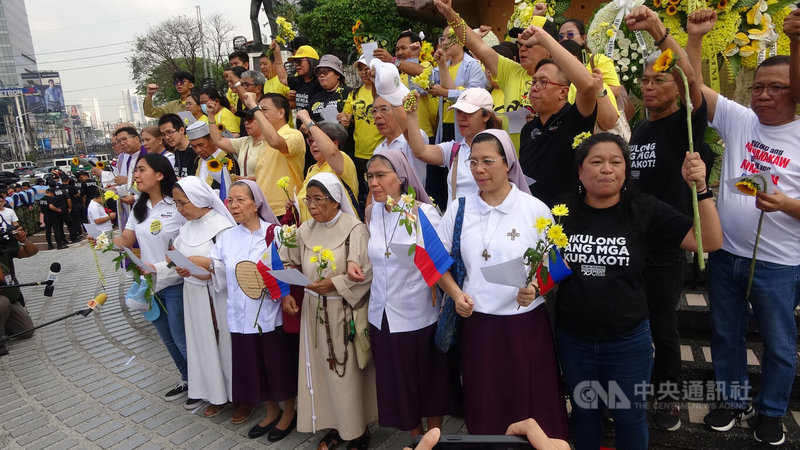 菲律賓25日紀念「人民力量革命」40週年，天主教神職人員以及民團代表在人民力量革命紀念碑前高喊反貪污口號。中央社記者林行健馬尼拉攝　115年2月25日