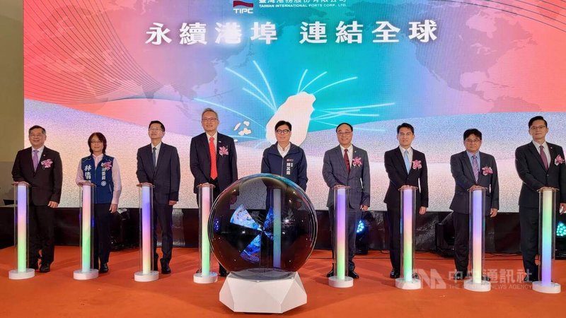 台灣港務公司25日在高雄港旅運中心舉行14週年慶，邀集交通部、港區公協會、航商業者等逾200多人參與。中央社記者蔡孟妤攝　115年2月25日