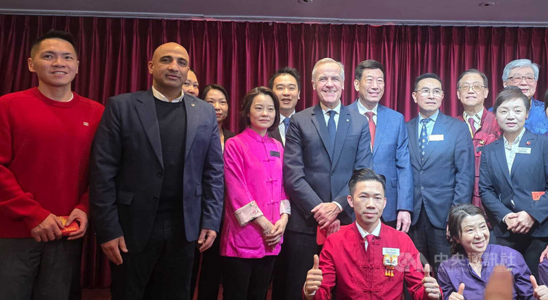 加拿大總理卡尼（左4）2月18日造訪大溫哥華地區，無預警地出現在一間華人餐廳向民眾拜年，他不接受媒體訪問，但他帶領的自由黨眾議員張瑋麟（左1）和白恩斯（左2）都表態支持「台加貿易合作架構協議」。中央社記者程愛芬溫哥華攝　115年2月25日