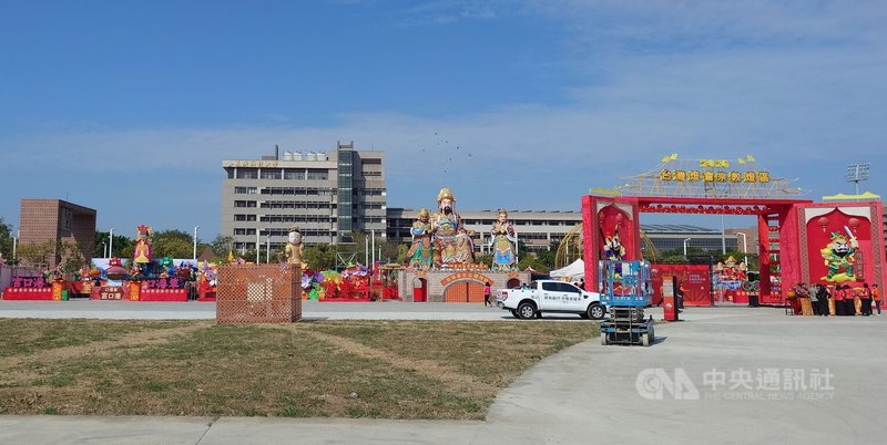 2026台灣燈會「好神抵嘉」宗教燈區特別邀請嘉義在地10間具代表性宗教團體參與布展，溪口開元殿耗資數百萬，裝置10公尺高的鄭成功神像（中）參加燈會，從遠處即可明顯看見，成為宗教燈區亮點。中央社記者蔡智明攝　115年2月25日