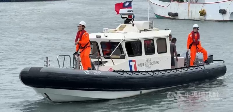 台東富岡漁港「東海漁港一號」膠筏25日下午在台東外海翻覆，劉姓船長與2名漁工落海，所幸被附近作業的漁船發現，3人被救起時意識清楚，隨後交由海巡快艇接駁至富岡漁港。中央社記者盧太城台東攝　115年2月25日