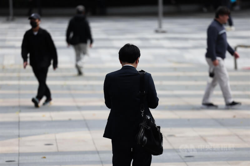 圖為台北市中山區上班族。（中央社檔案照片）